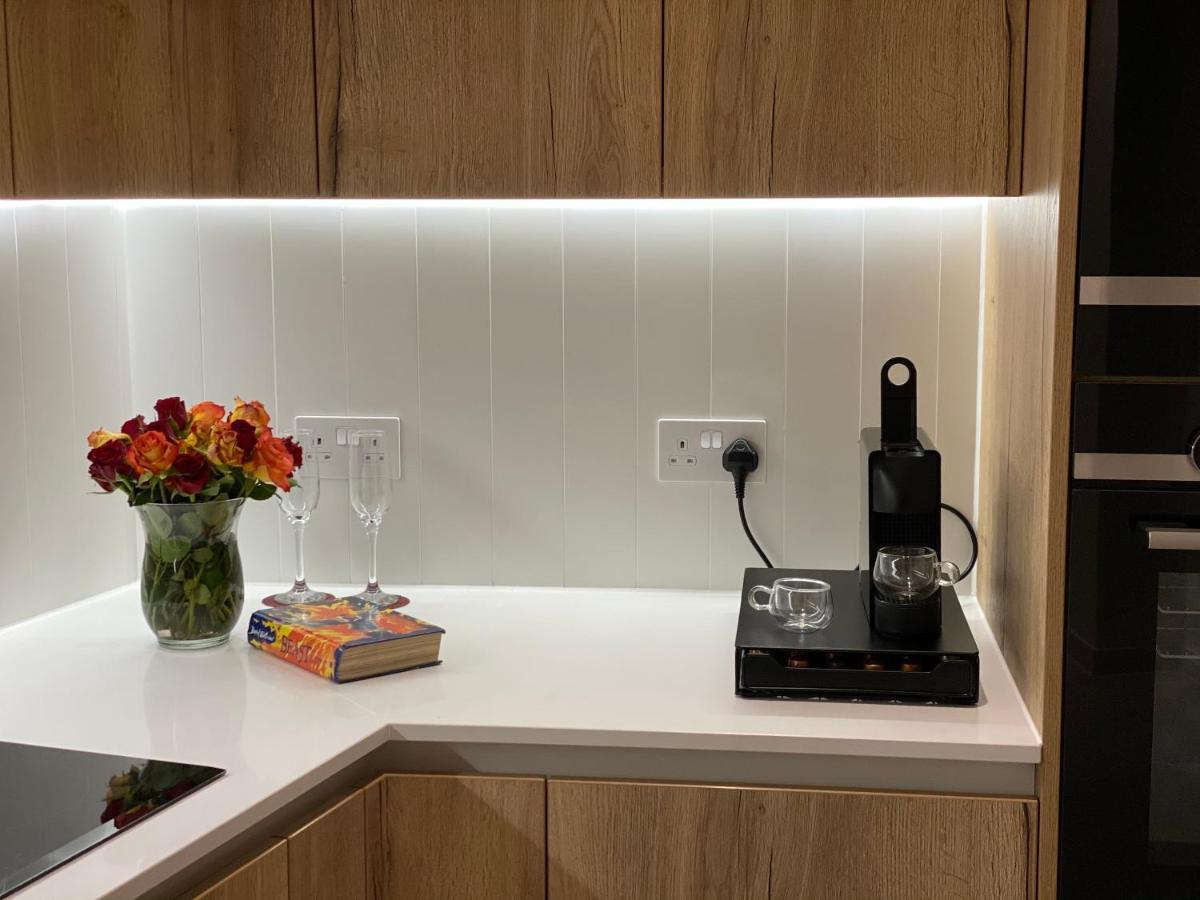 Luxury Spacious Flat With Communal Gardens And Parking Londra Esterno foto