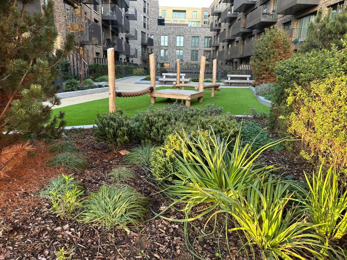 Luxury Spacious Flat With Communal Gardens And Parking Londra Esterno foto