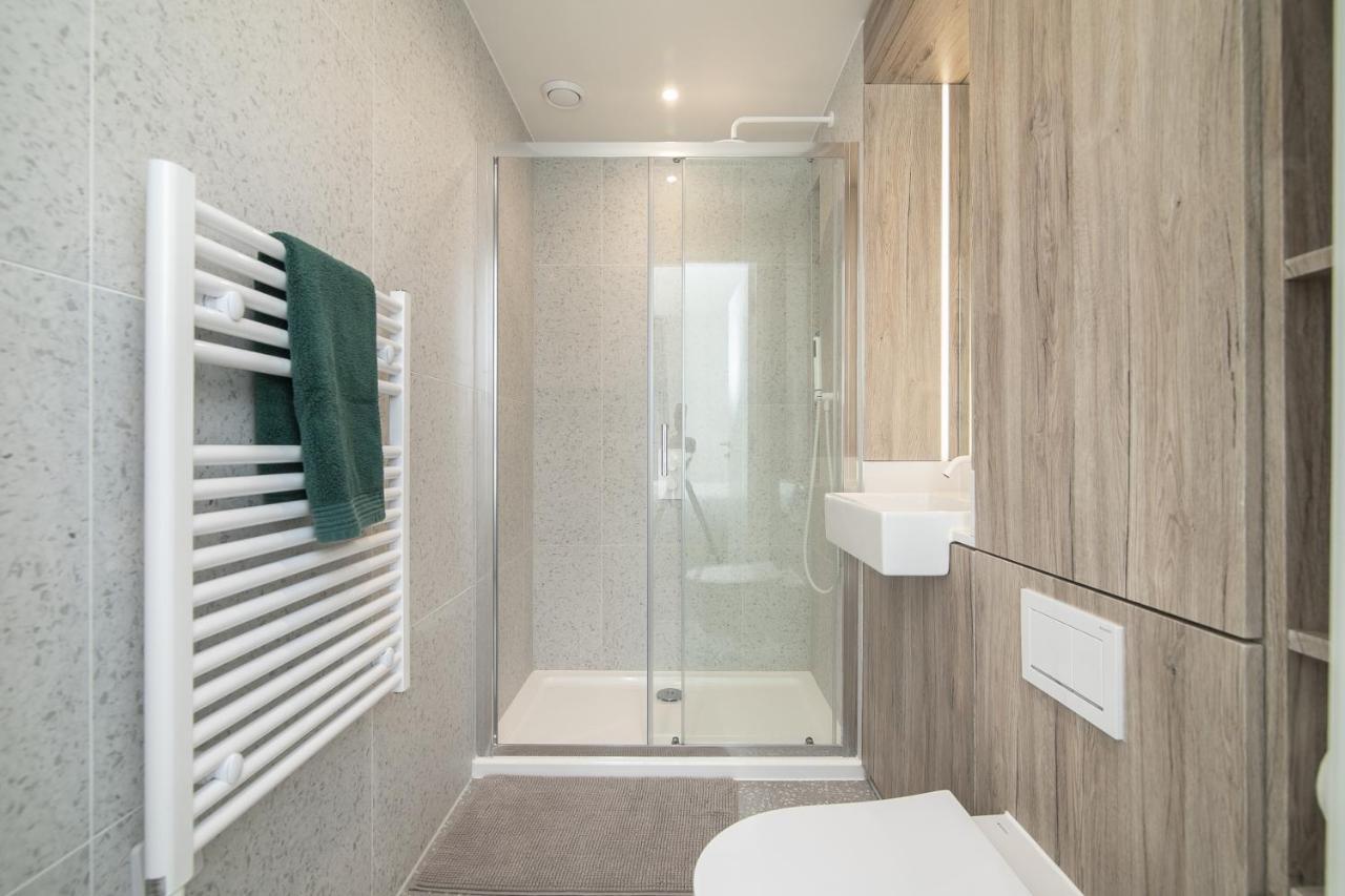 Luxury Spacious Flat With Communal Gardens And Parking Londra Esterno foto